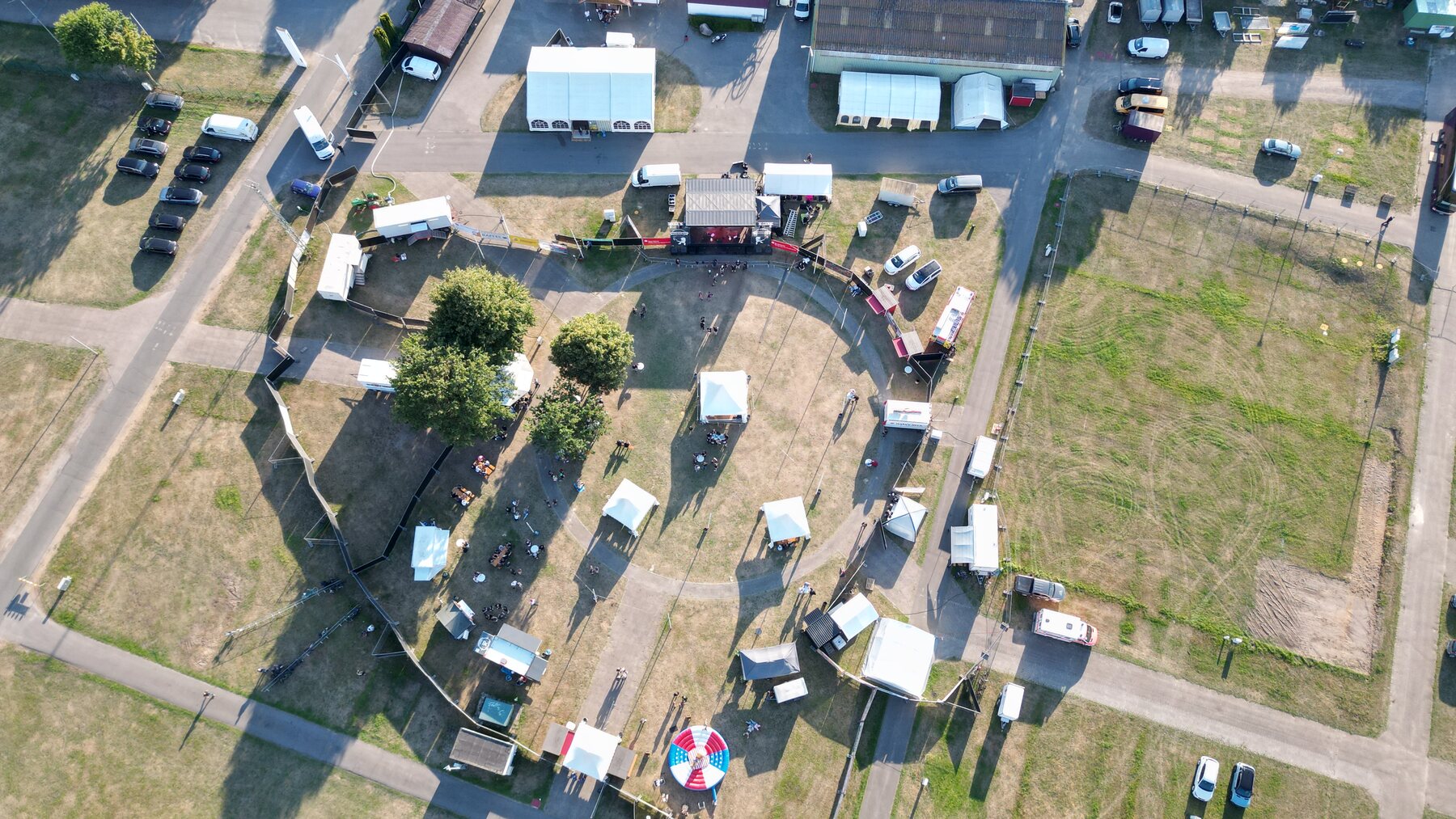 Luftaufnahme des Festivalgeländes, dessen Zaunverlauf die Form eines Herzens bildet