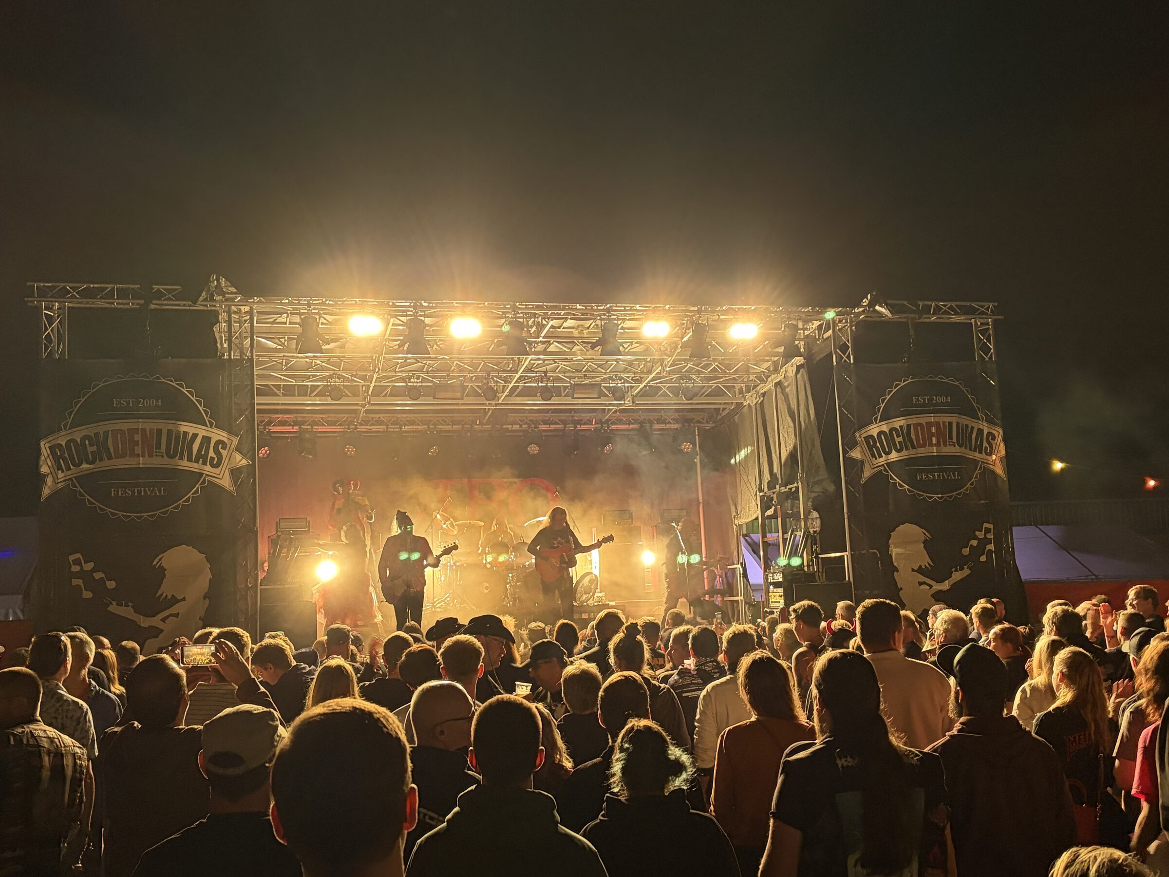 Publikum vor der Bühne beim Rock den Lukas Festival
